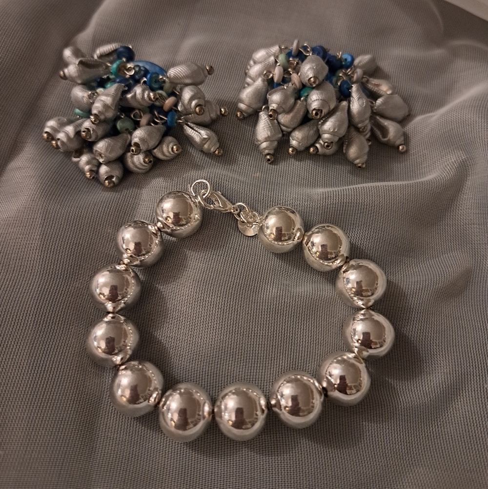Elegant Silver Bracelet and Shell Cluster Pierced Earrings Set